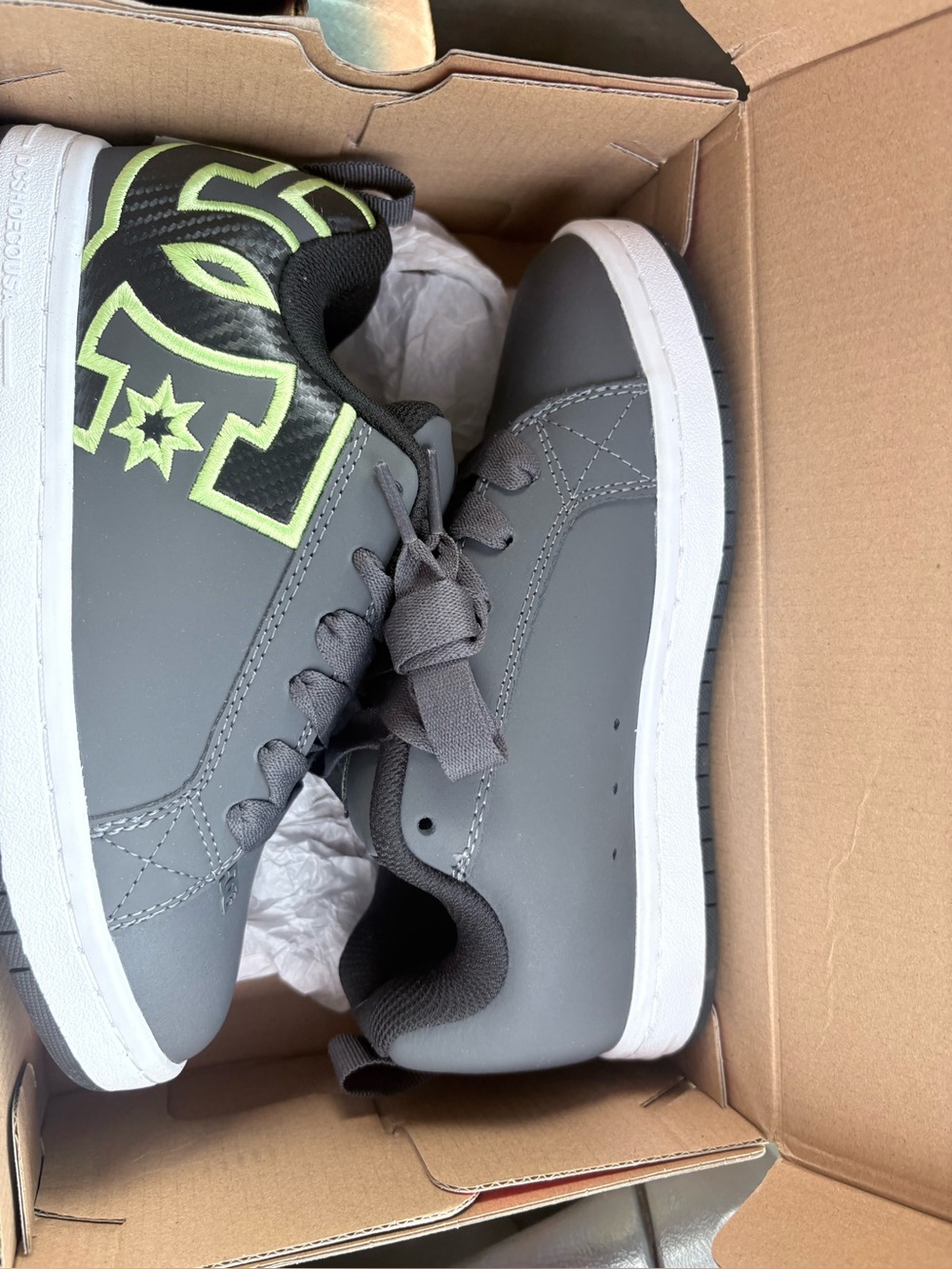 DC SHOES brand new